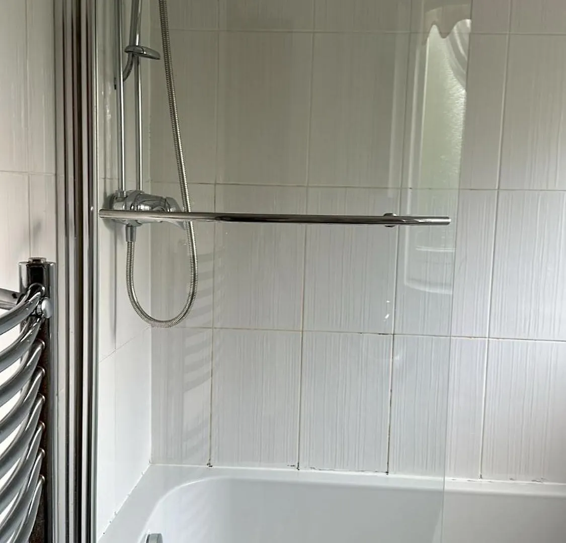 Guest House In Rose Meare Gardens Bristol