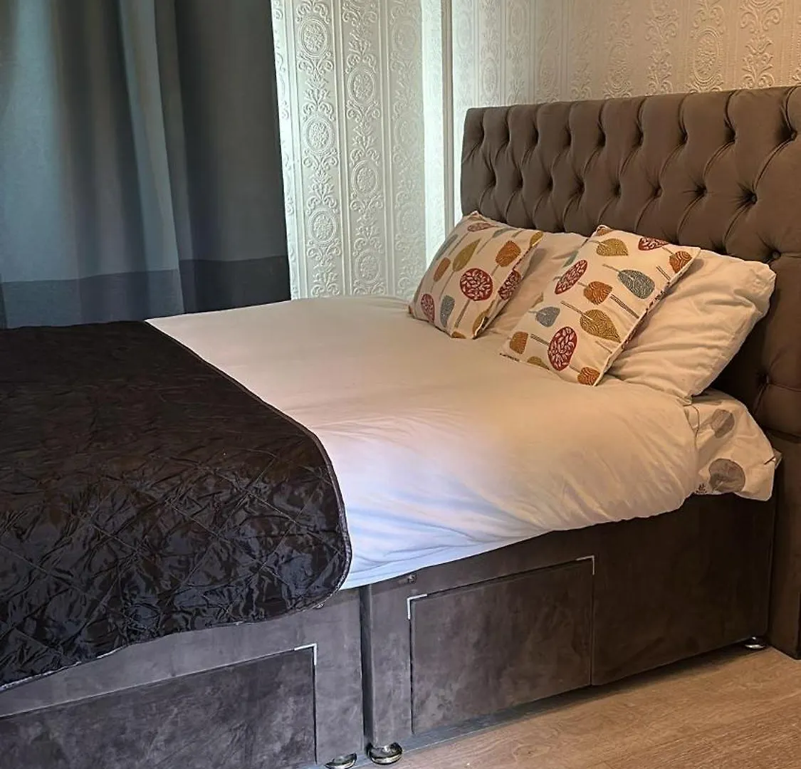 Guest House In Rose Meare Gardens Bristol 0*,