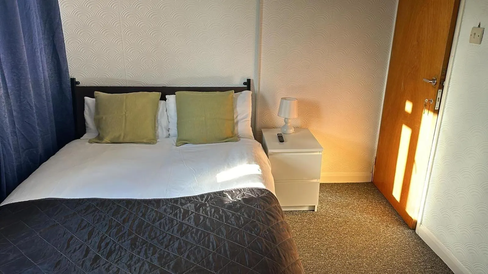 Guest House In Rose Meare Gardens Bristol