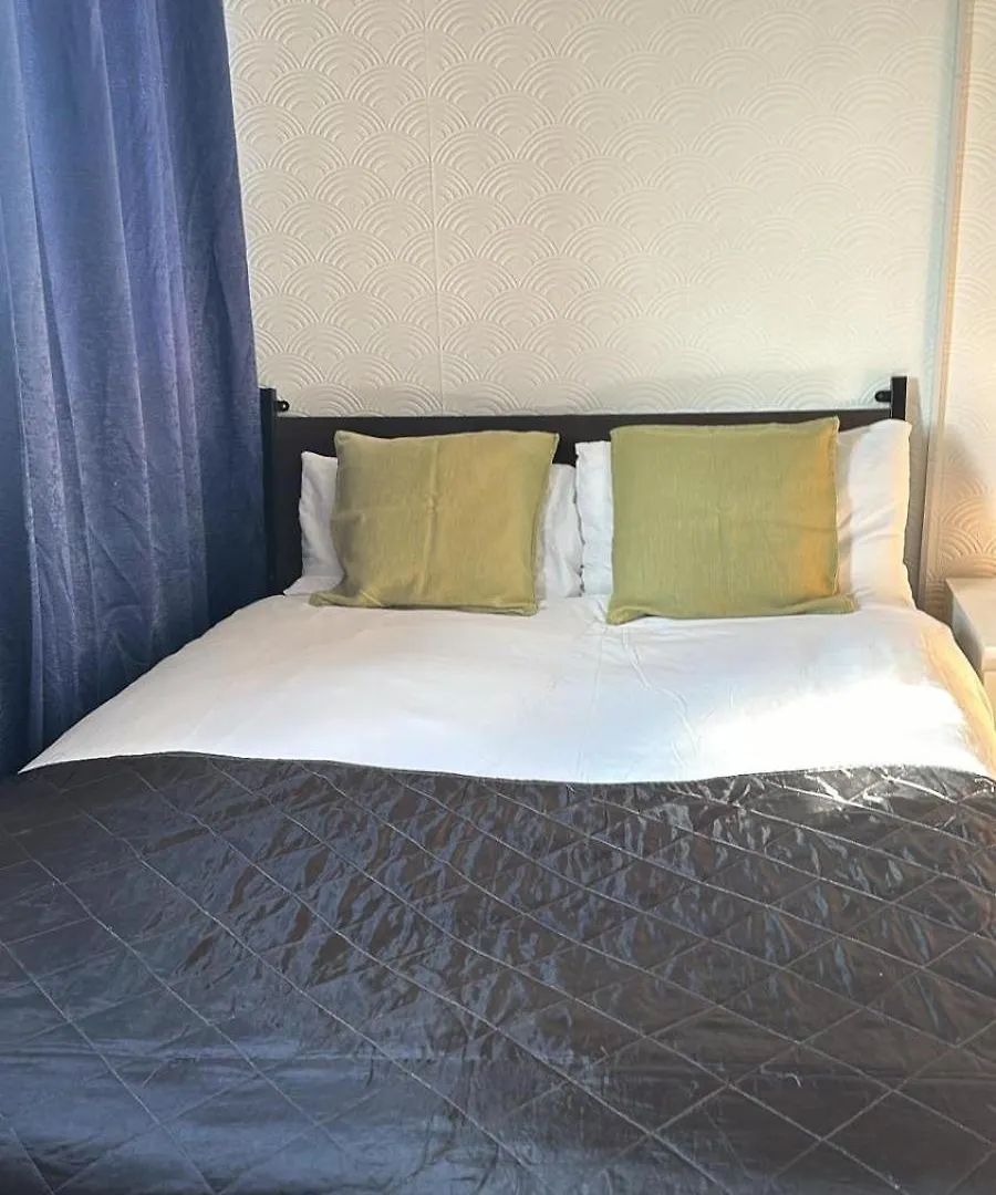 Guest House In Rose Meare Gardens Bristol 0*,