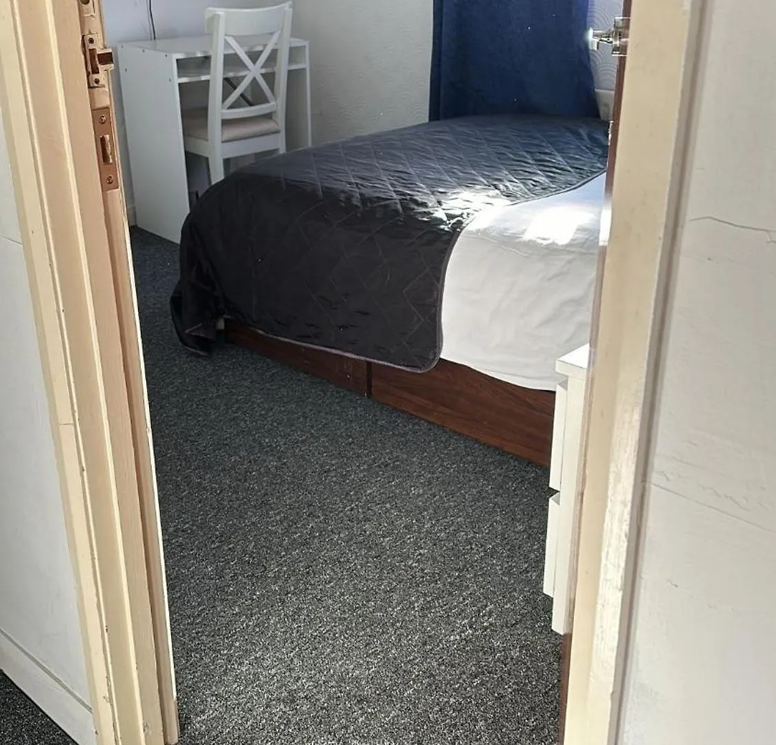 Guest House In Rose Meare Gardens Bristol