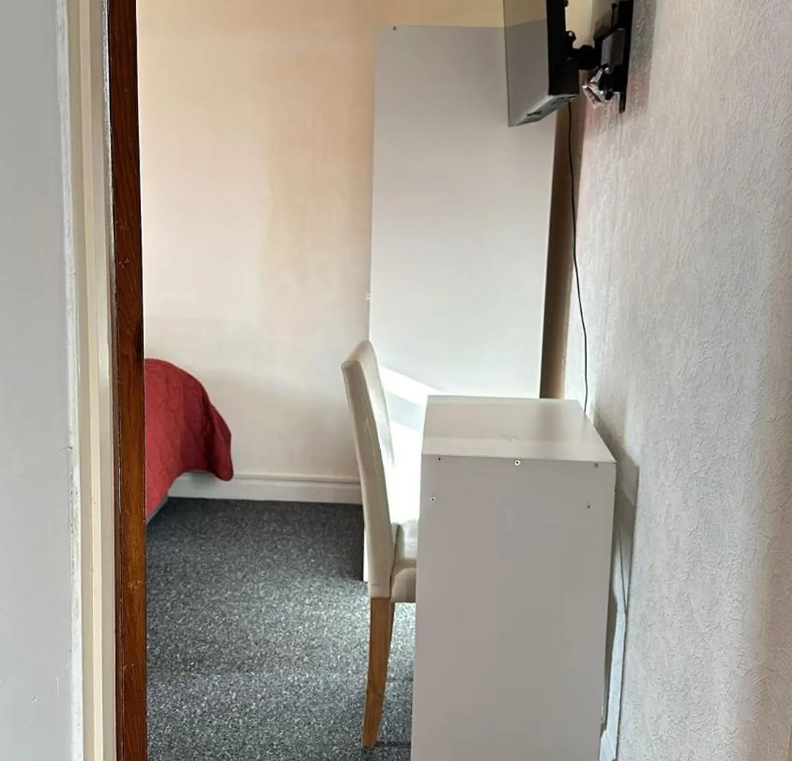 Guest House In Rose Meare Gardens Bristol United Kingdom