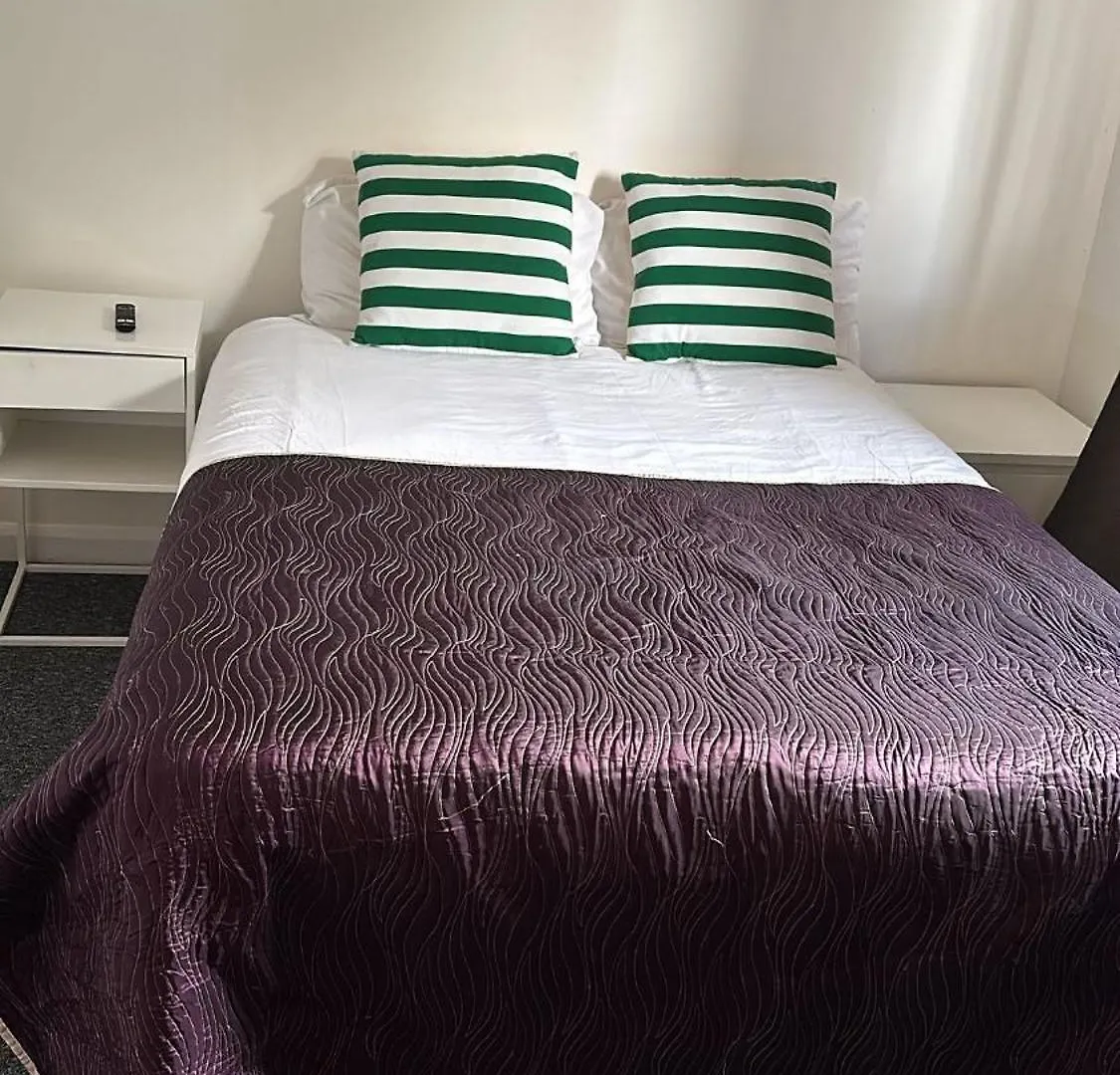 Guest House In Rose Meare Gardens Bristol United Kingdom