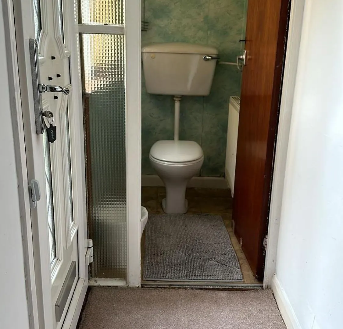 Guest House In Rose Meare Gardens Bristol