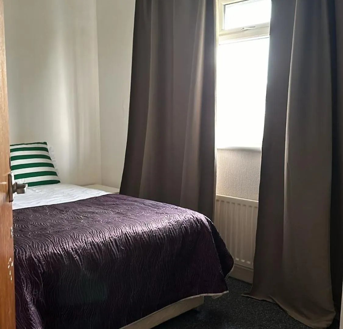 Guest House In Rose Meare Gardens Bristol