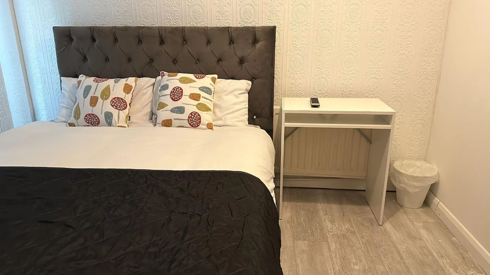 Guest House In Rose Meare Gardens Bristol 0*,