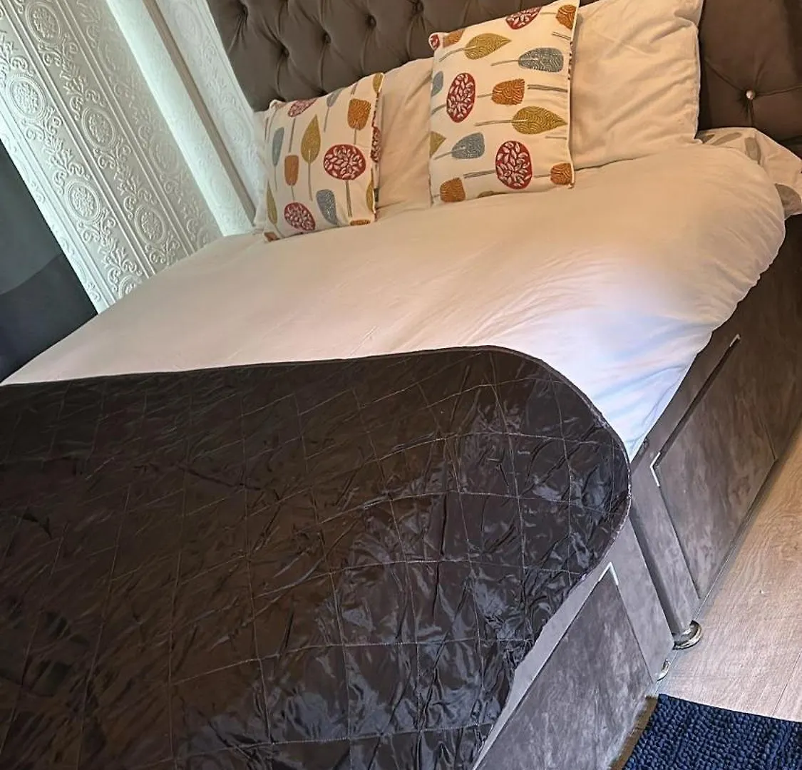 Guest House In Rose Meare Gardens Bristol