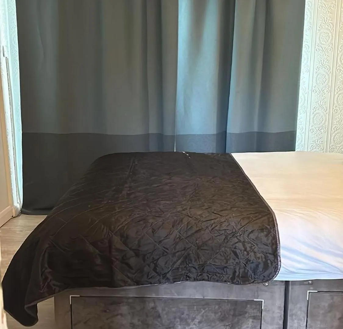 Guest House In Rose Meare Gardens Bristol