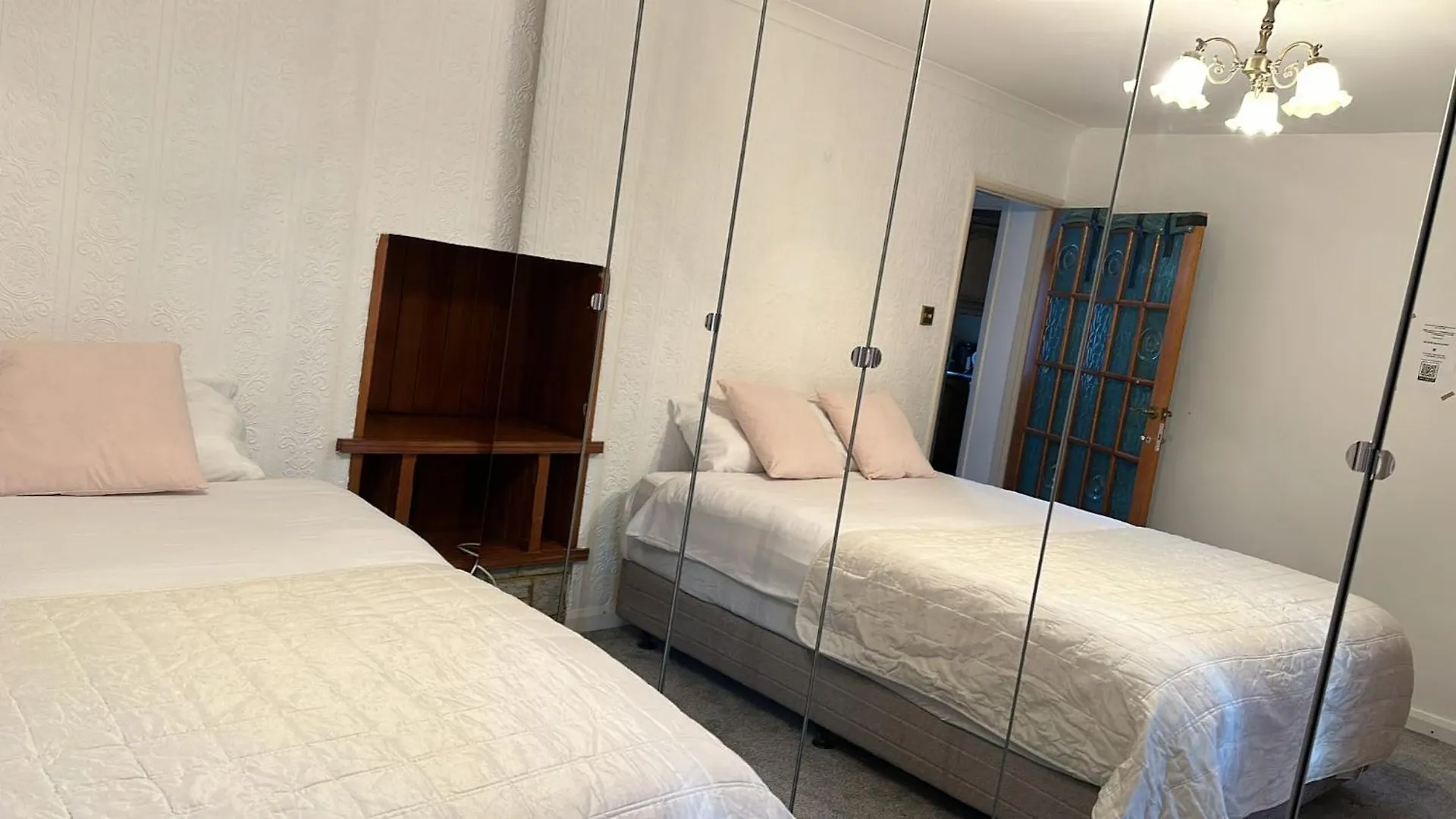 Guest House In Rose Meare Gardens Bristol