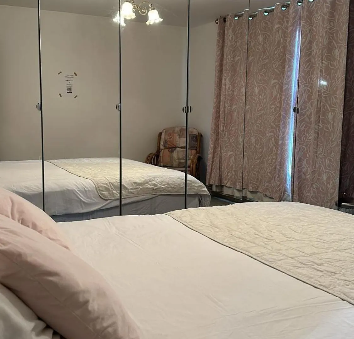 Guest House In Rose Meare Gardens Bristol