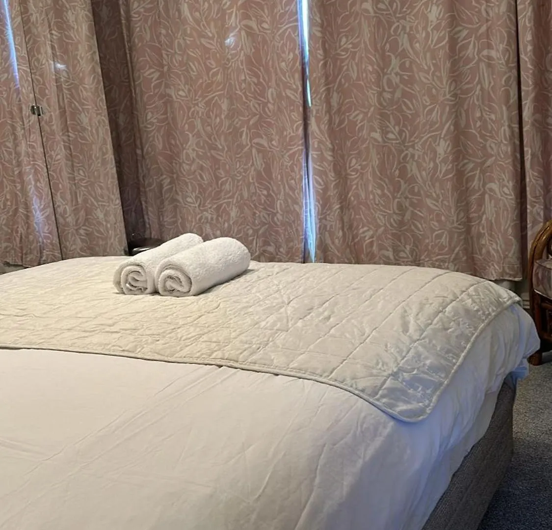 Guest House In Rose Meare Gardens Bristol