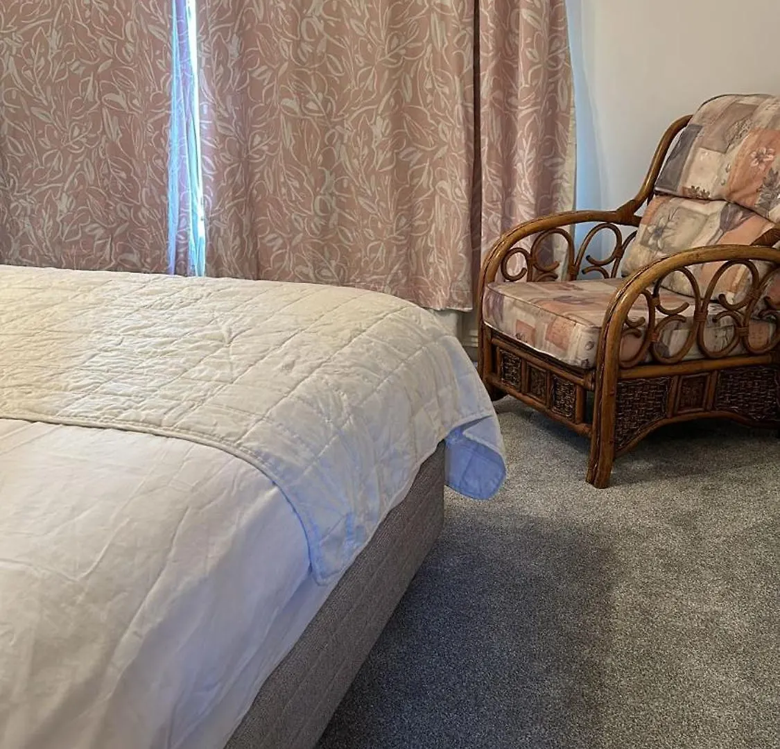 Guest House In Rose Meare Gardens Bristol